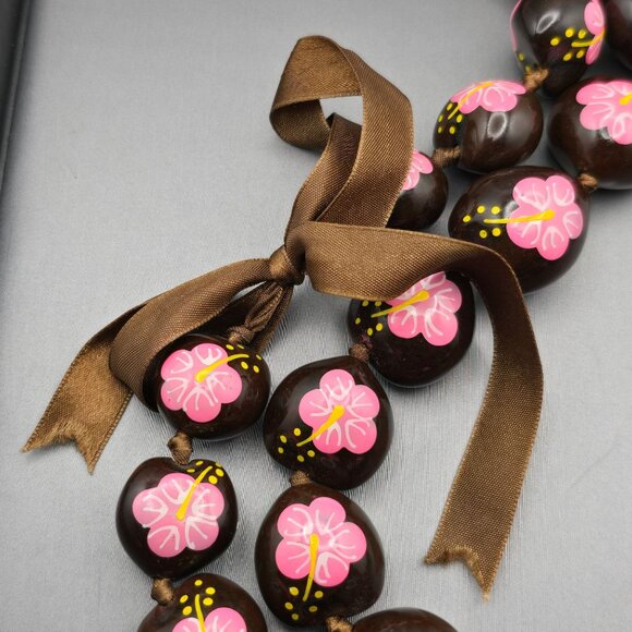 VTG Hawaiian Kukui Nut Lei 30" Brown w/ Hand Painted Pink Hibiscus Ribbon Tie - Picture 3 of 10